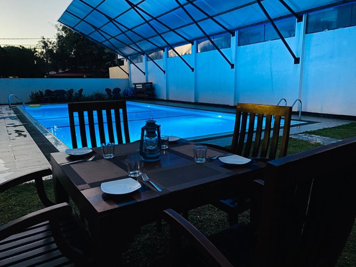 Blue Spring Hotel Wadduwa Extérieur photo