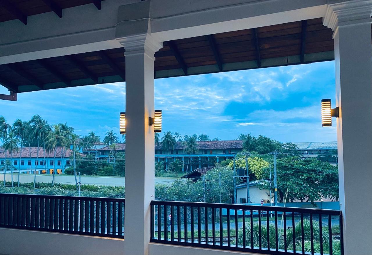 Blue Spring Hotel Wadduwa Extérieur photo