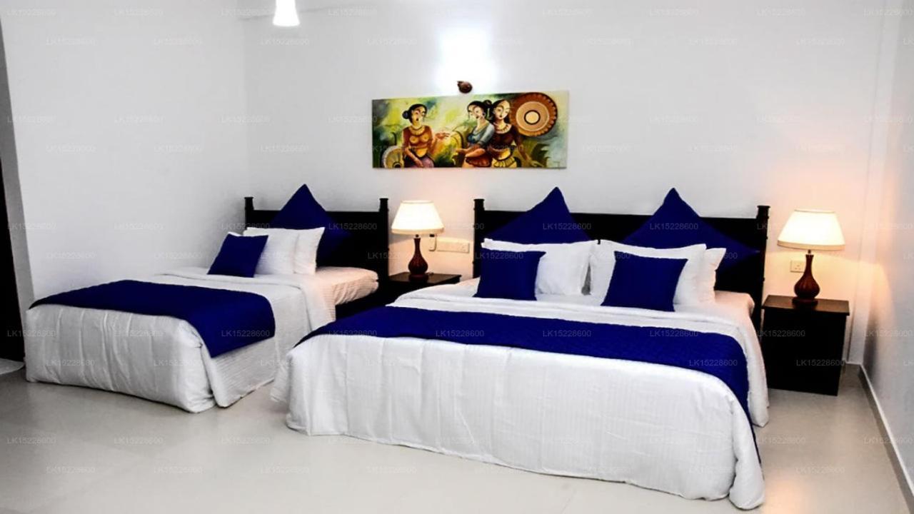 Blue Spring Hotel Wadduwa Extérieur photo
