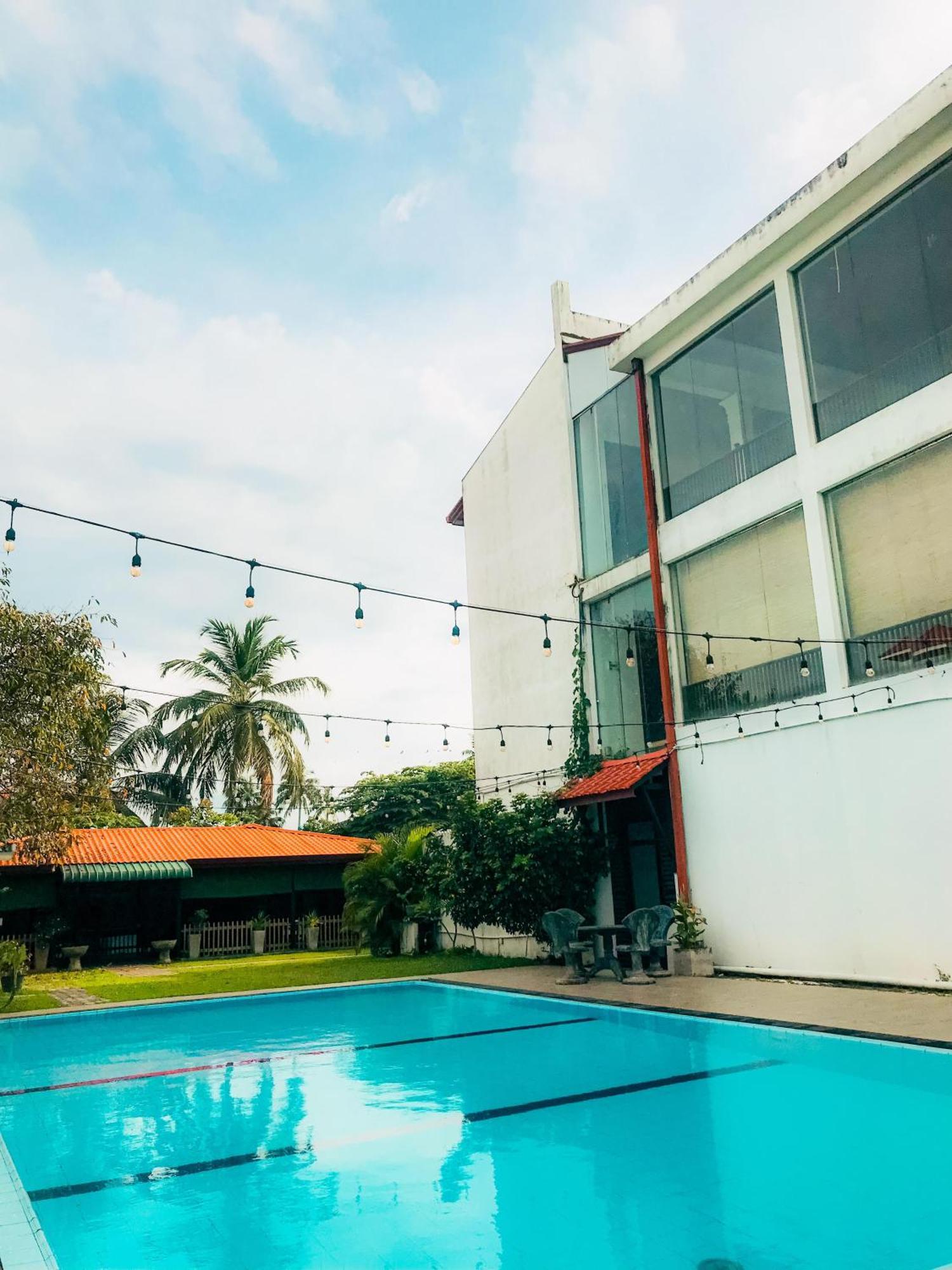 Blue Spring Hotel Wadduwa Extérieur photo