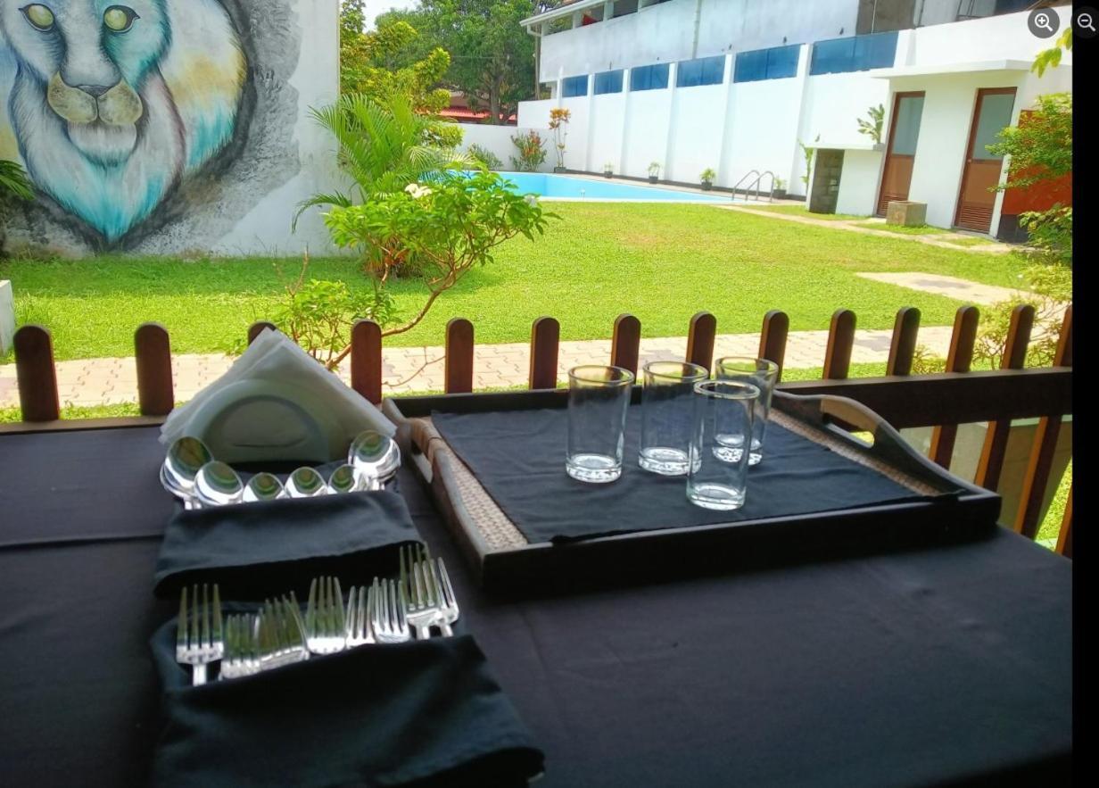 Blue Spring Hotel Wadduwa Extérieur photo